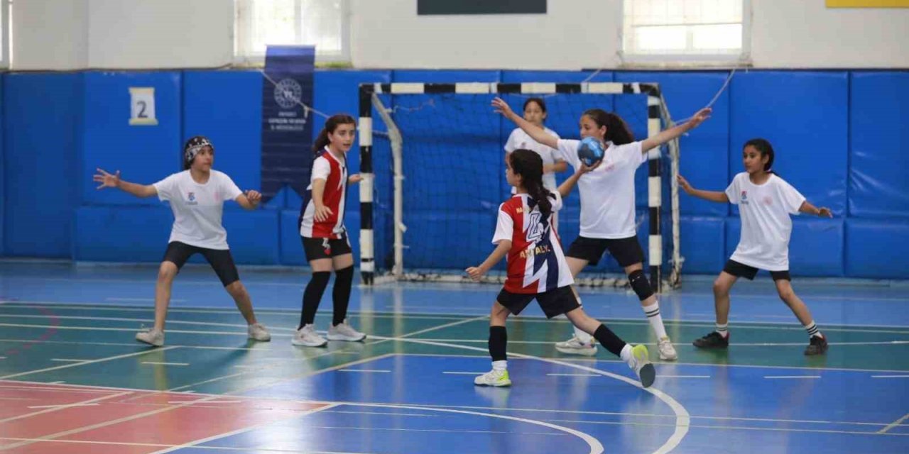 Minik eller hentbolda buluştu