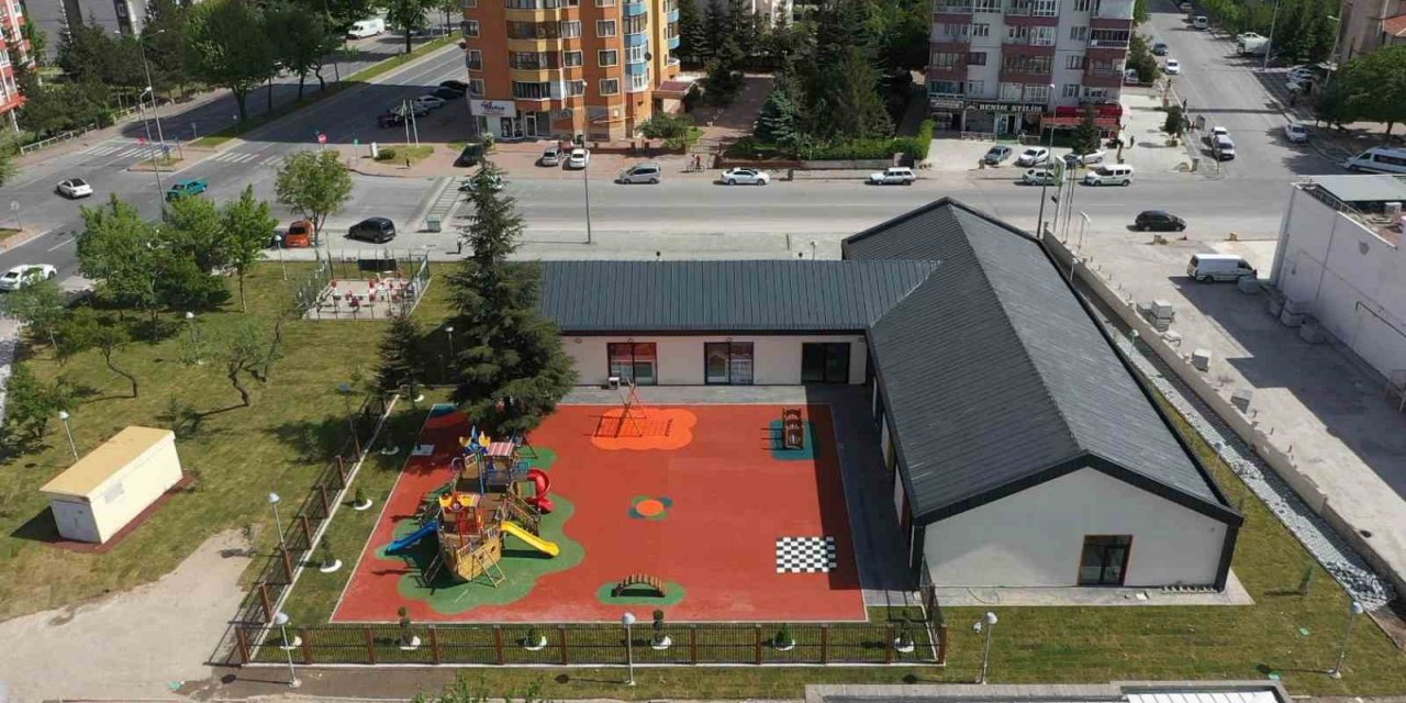 Başkan Büyükkılıç, çocuklara özel 11’inci kütüphaneyi inceledi