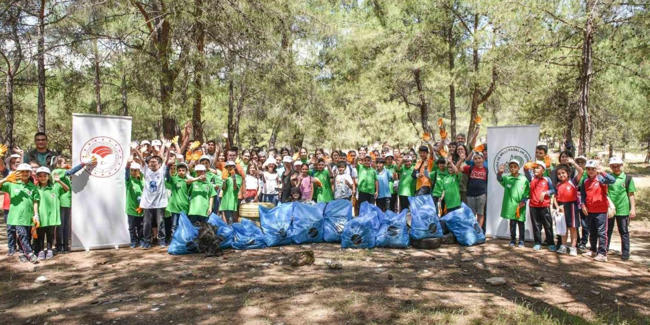 Çocuklar ormandan poşet poşet çöp topladılar