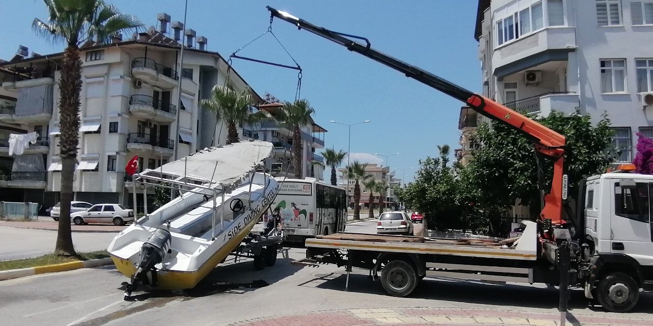 Tekne kazası kara yolunu kapattı