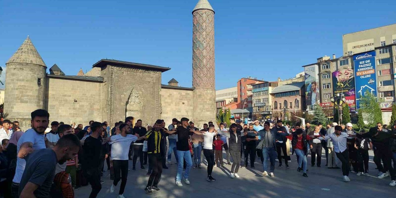 İranlı yerel sanatçı kent meydanında coşturdu