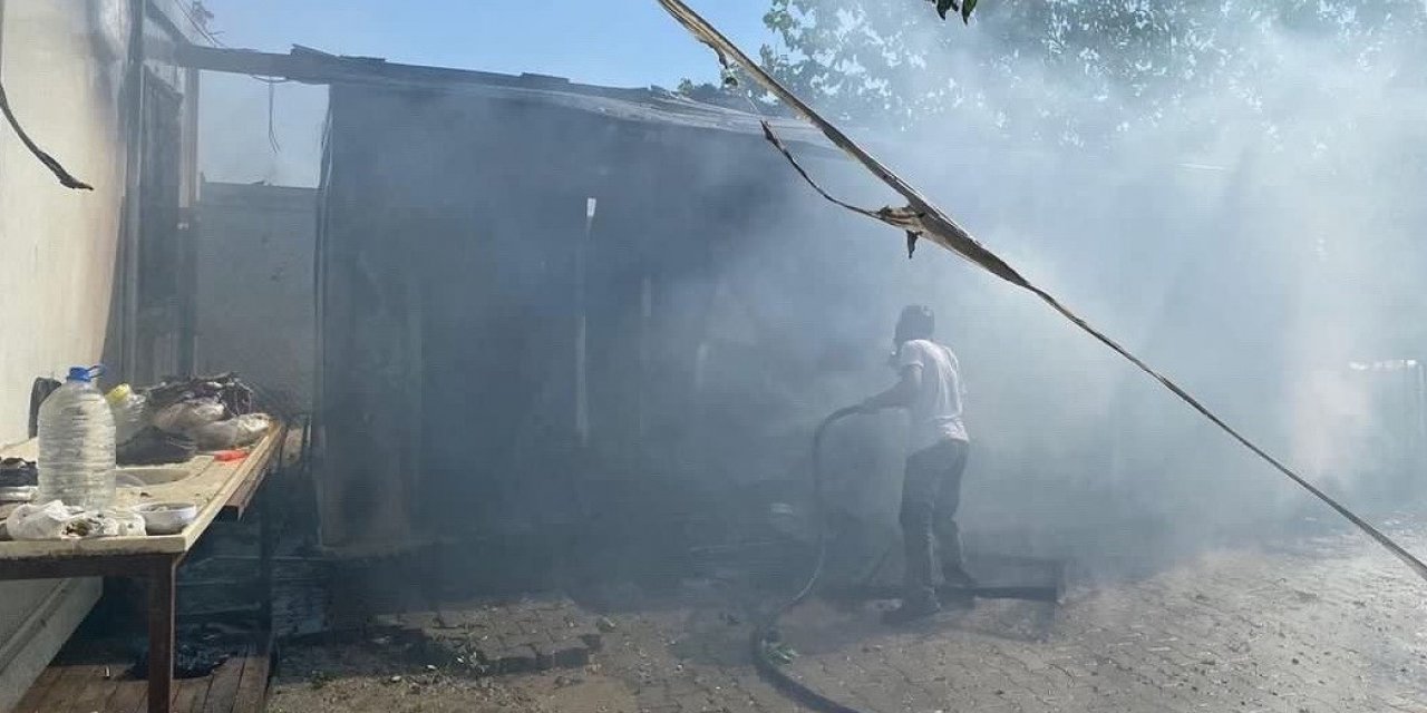 Depremzede ailenin konteynırı cayır cayır yandı