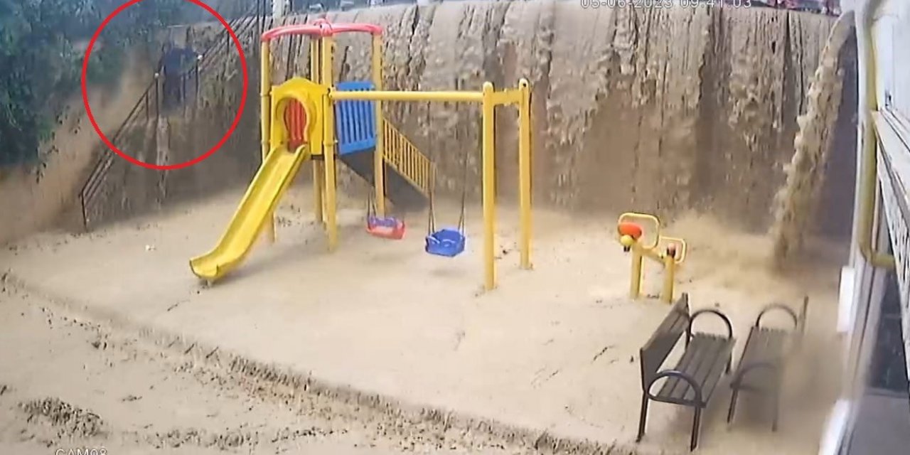 Samsun’da sel sularından kaçma anı kamerada