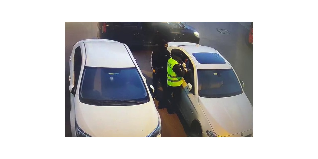 Büyükçekmece’de 3 lüks araçtan gösterge paneli çalan hırsızlar kamerada