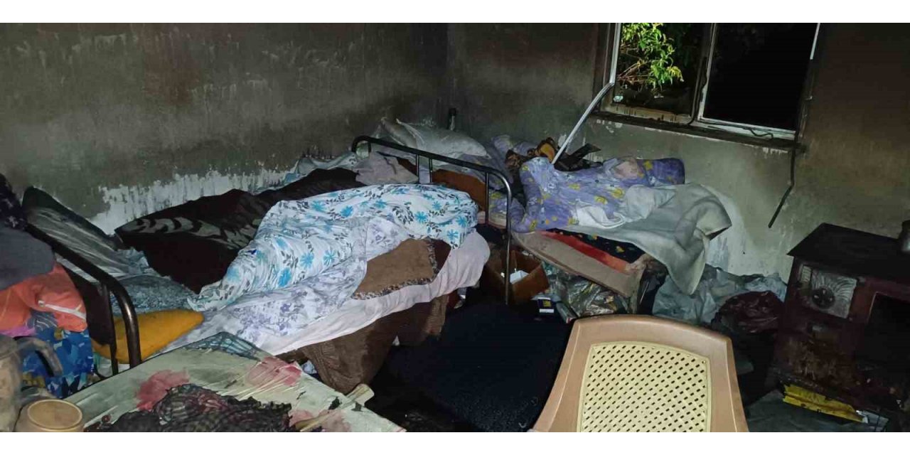 Yanan evden çıkmayan engelli yaşlı adam dumandan zehirlenerek öldü