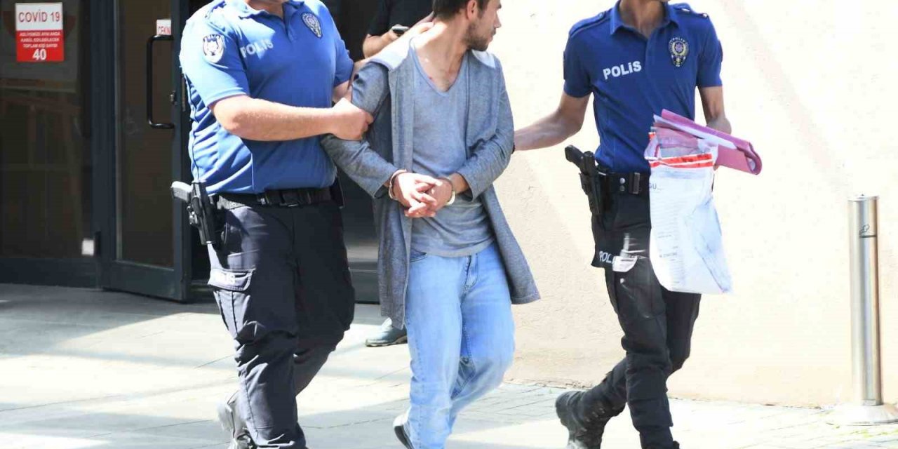 Çaldığı iki araç ile kaza yapan hırsız yakayı ele verdi