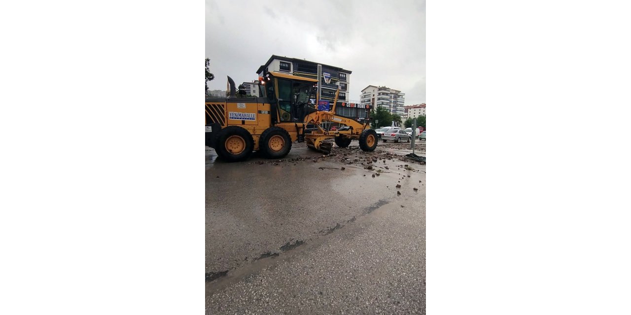 Yenimahalle’de kuvvetli sağanak mesaisi