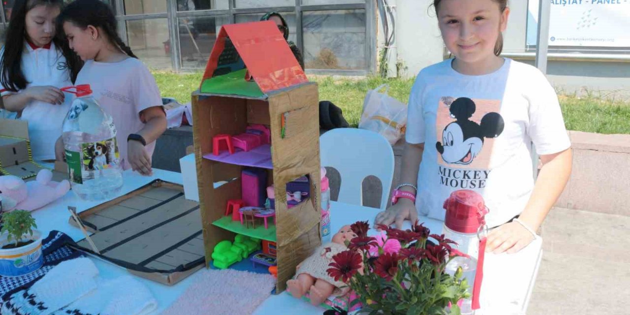 Geri dönüştürdükleri atıkları sergilediler