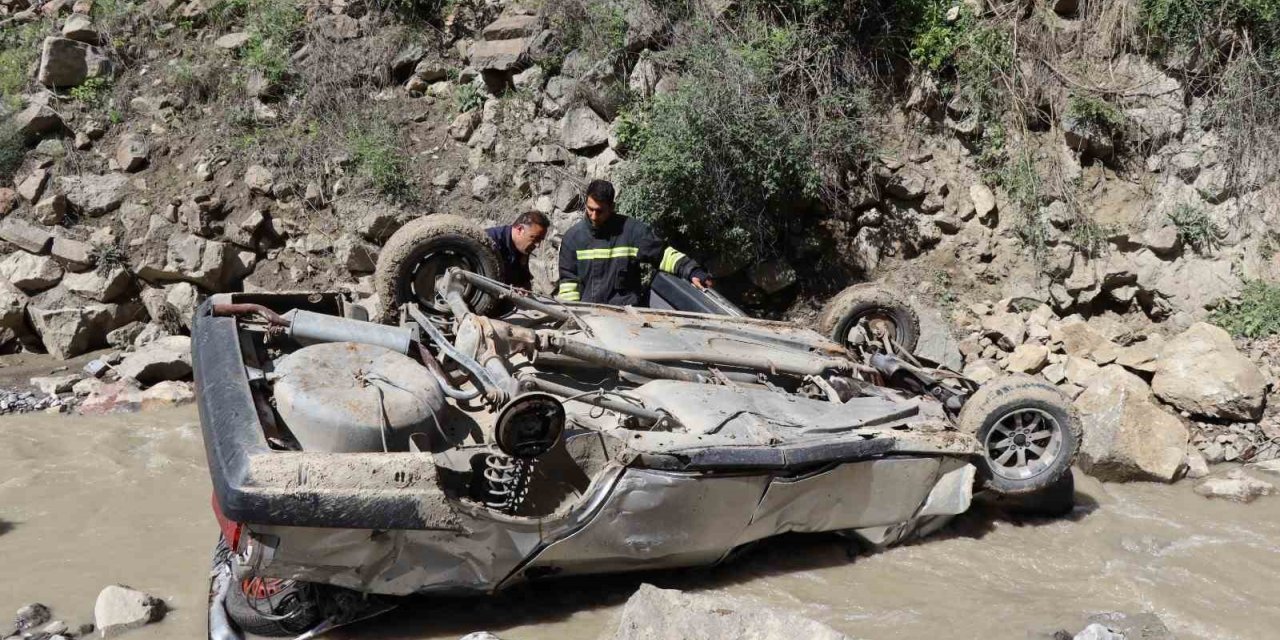 Otomobil köprüden dereye uçtu: 1 ölü 1 yaralı