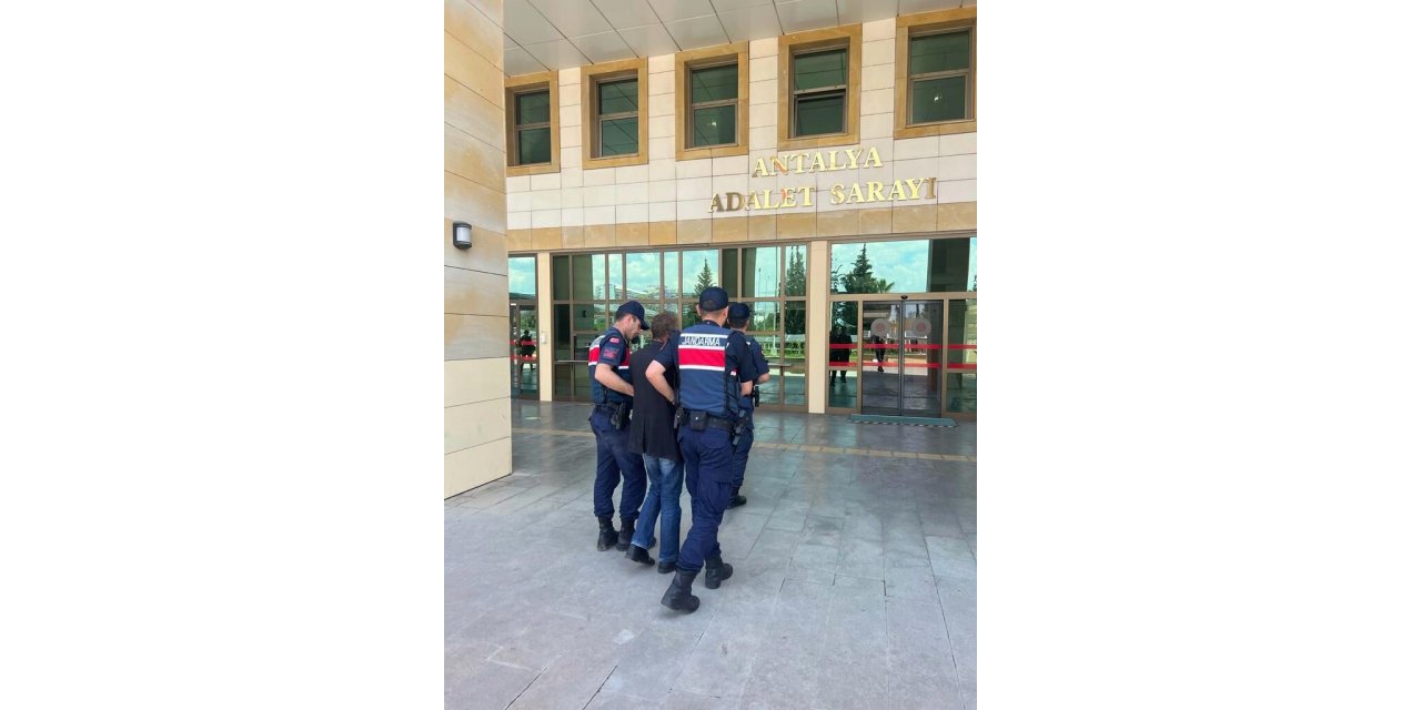 Antalya’da 41 ayrı suçtan 24 yıl 5 ay hapis cezasıyla aranan firari yakalandı