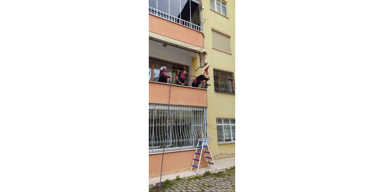 Tokat’ta kafası balkon demirine sıkışan çocuk kurtarıldı