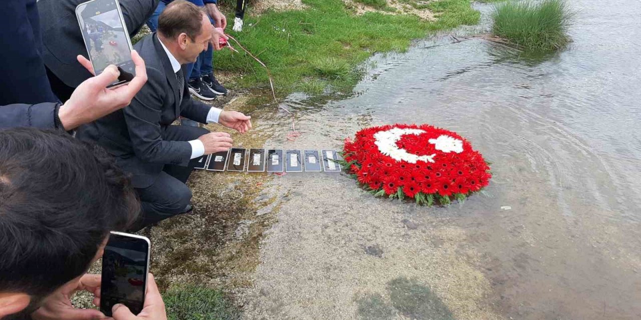 Depremzedeler unutulmadı: Abant Gölü’ne 11 ilin isminin bulunduğu çelenk bırakıldı