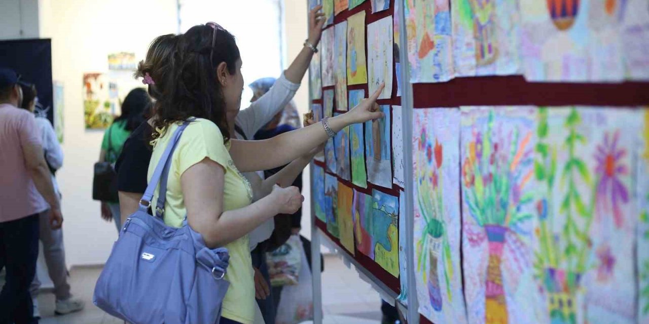 Aydın Büyükşehir Belediyesi kursiyerleri resim yeteneklerini sergiliyor