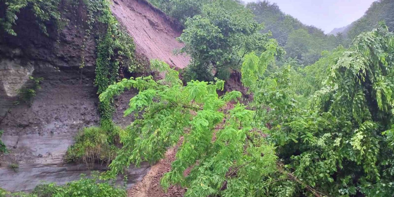 Ordu’da heyelan nedeniyle yol kapandı