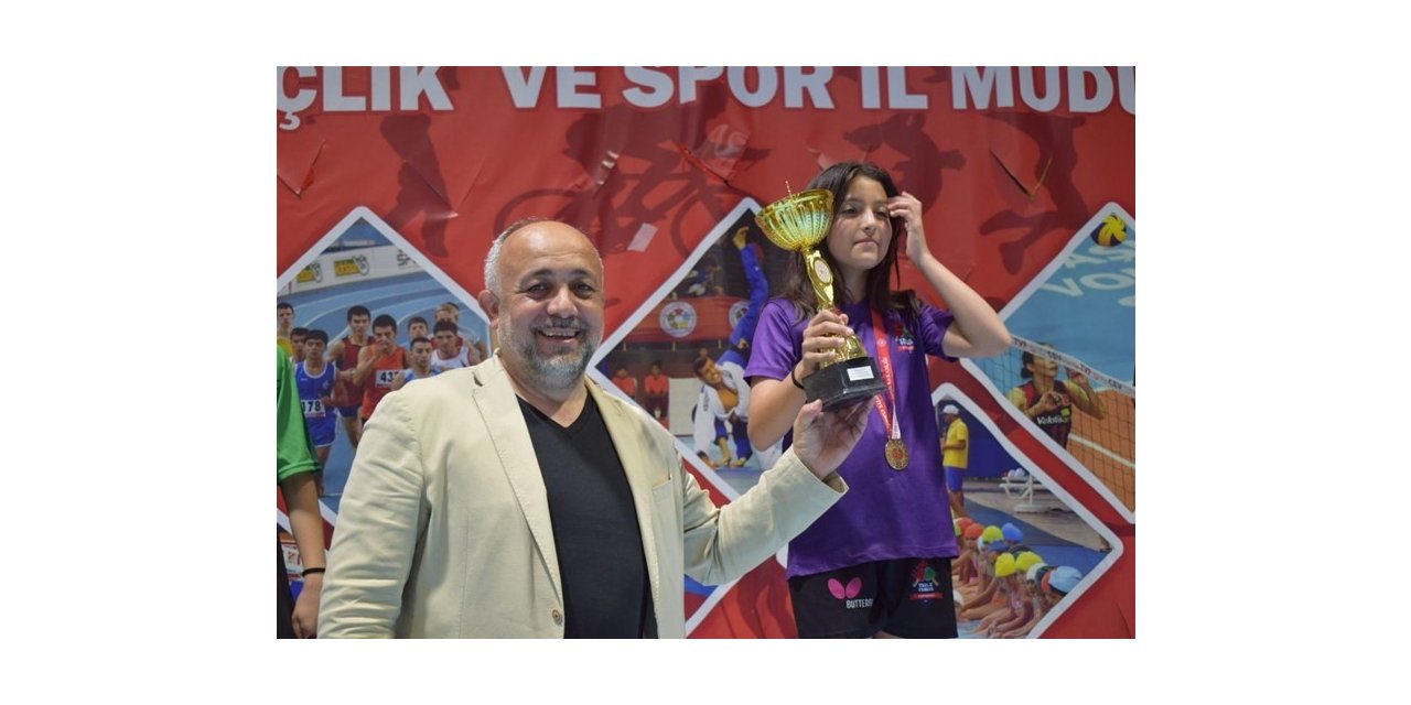 Kasapoğlu derece elde eden sporculara madalyalarını takdim etti