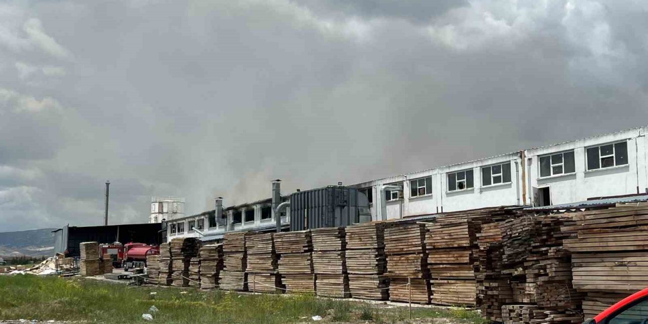 Başkentteki fabrika yangınında 4 kişi dumandan etkilendi