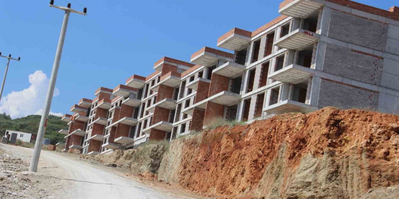 Kuşadası’nda dağ taş inşaat olmaya başladı