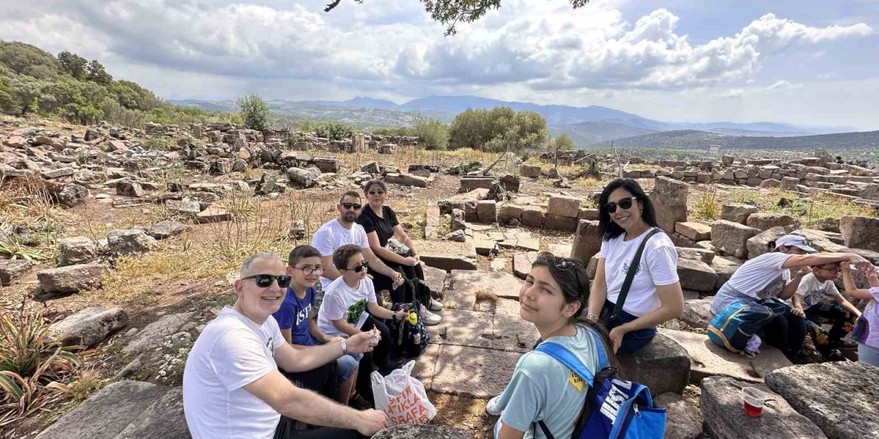 Doğaseverler Aigai’de yürüyüş yaptı