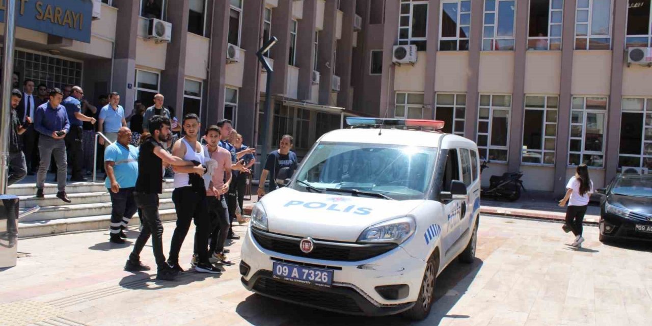 Adliye’de bıçaklı kavga: 1 ağır yaralı