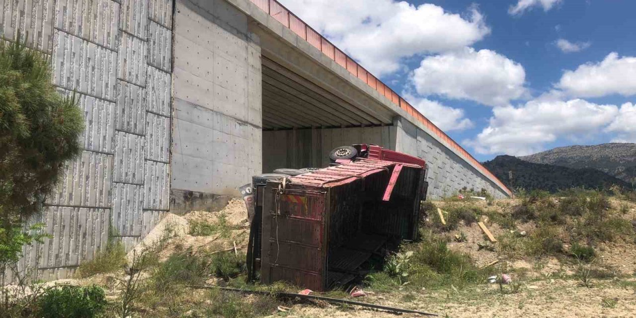 Önünde kaza yapan otomobile çarpmamak için köprüden uçtu