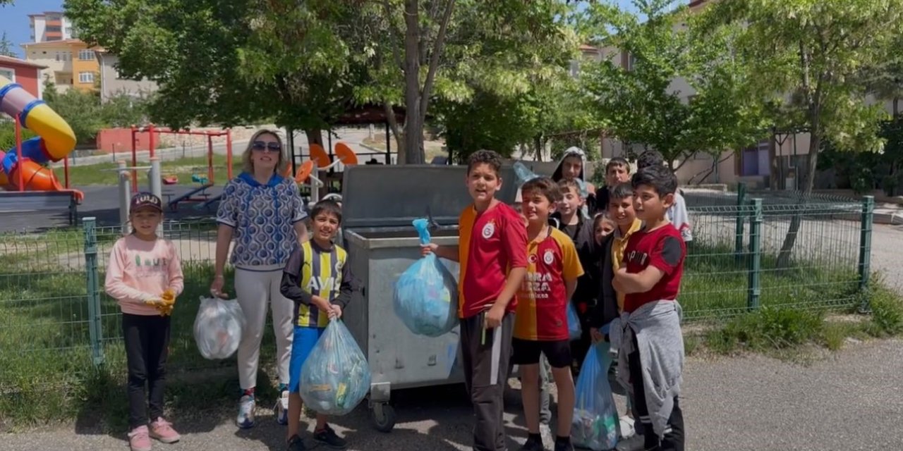 Kadın muhtar çocuklarla buluştu, sokak sokak temizlik yaptı
