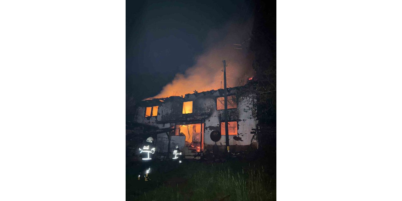 İki katlı ahşap evde yangın çıktı