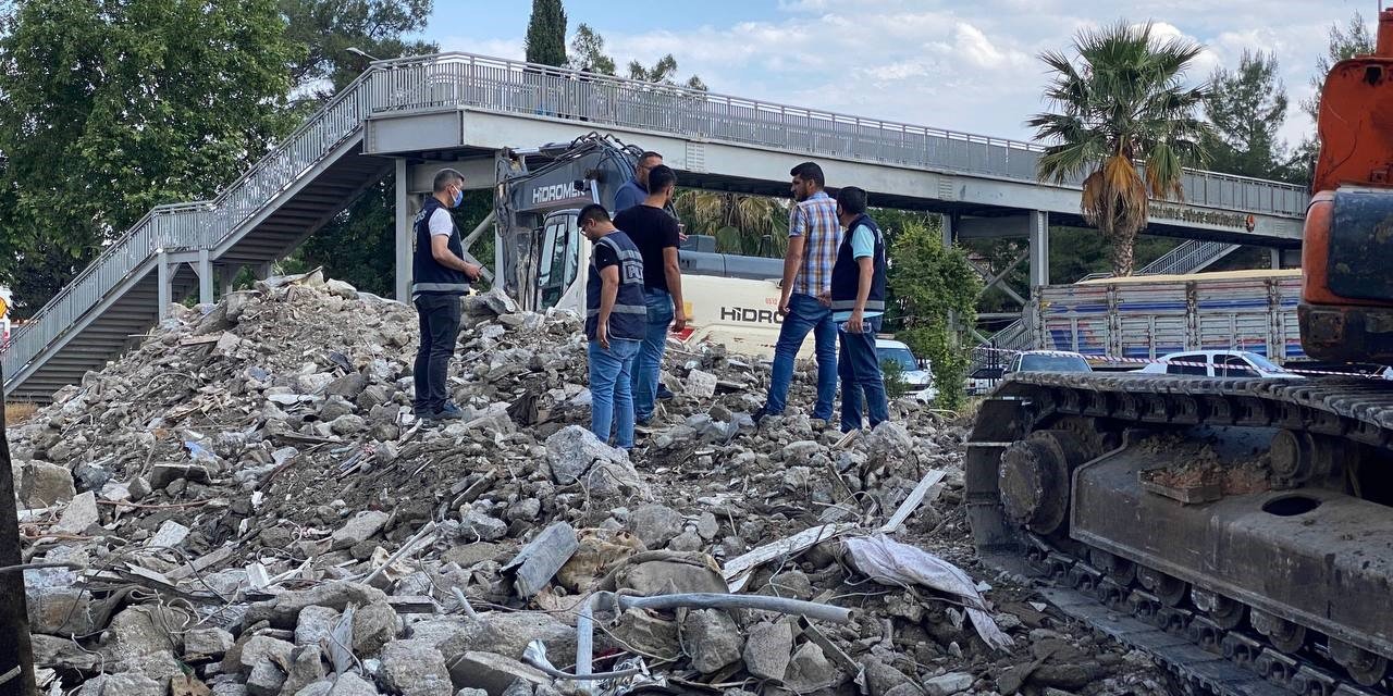 Enkaz altından kadın cesedi çıktı