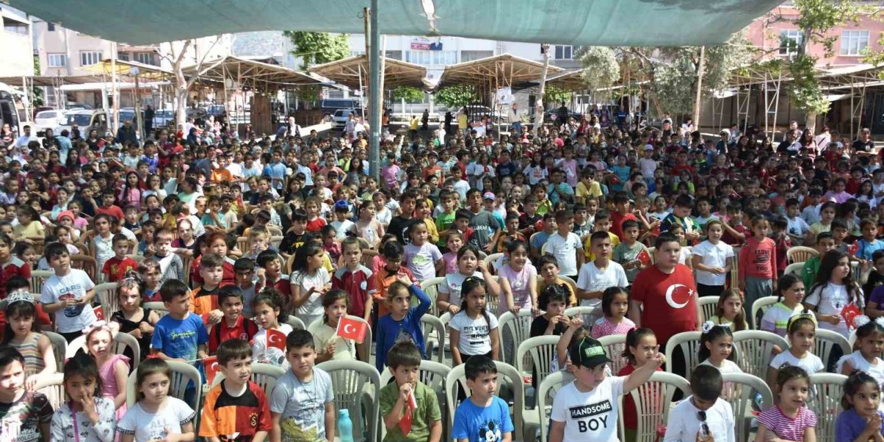 Buharkent’te çocuklar kukla festivalinde eğlendi