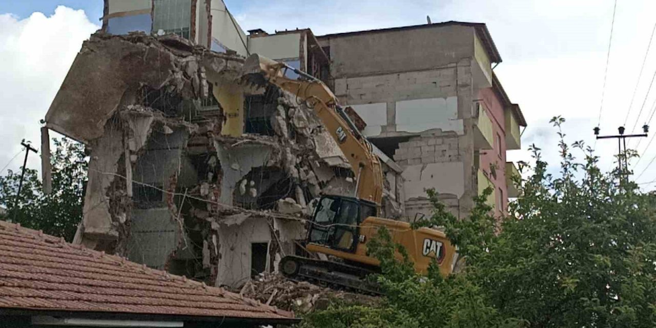 Baş kısmına moloz parçası fırlayan operatör ağır yaralandı