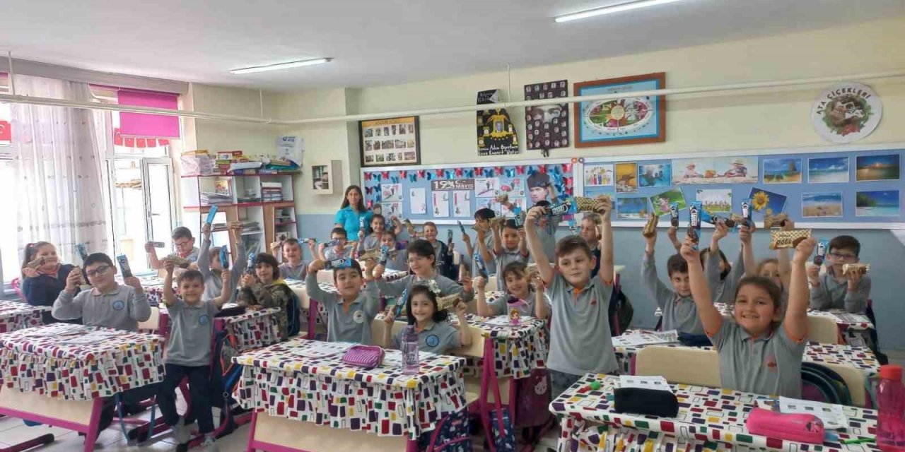 Başkan Tekin minik öğrencilere dondurma ikram etti