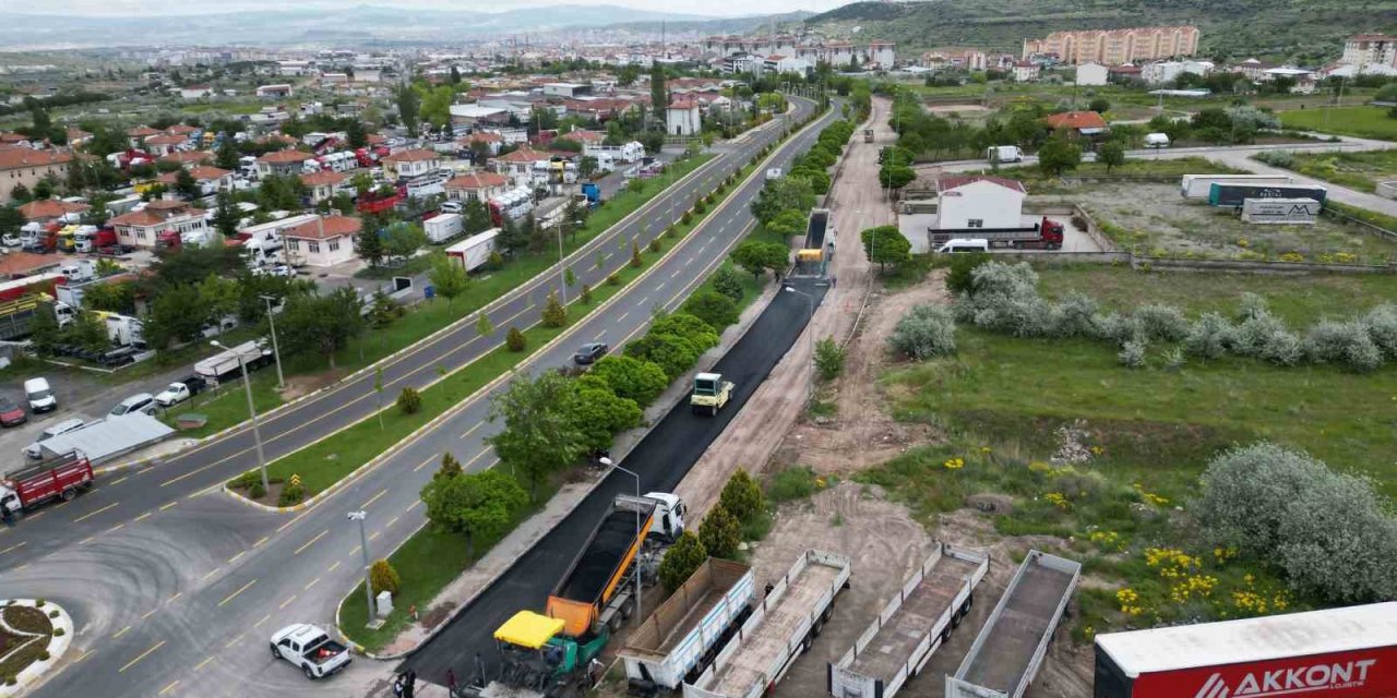 Nevşehir’de sanayi servis yolunda sıcak asfalt serimi başladı