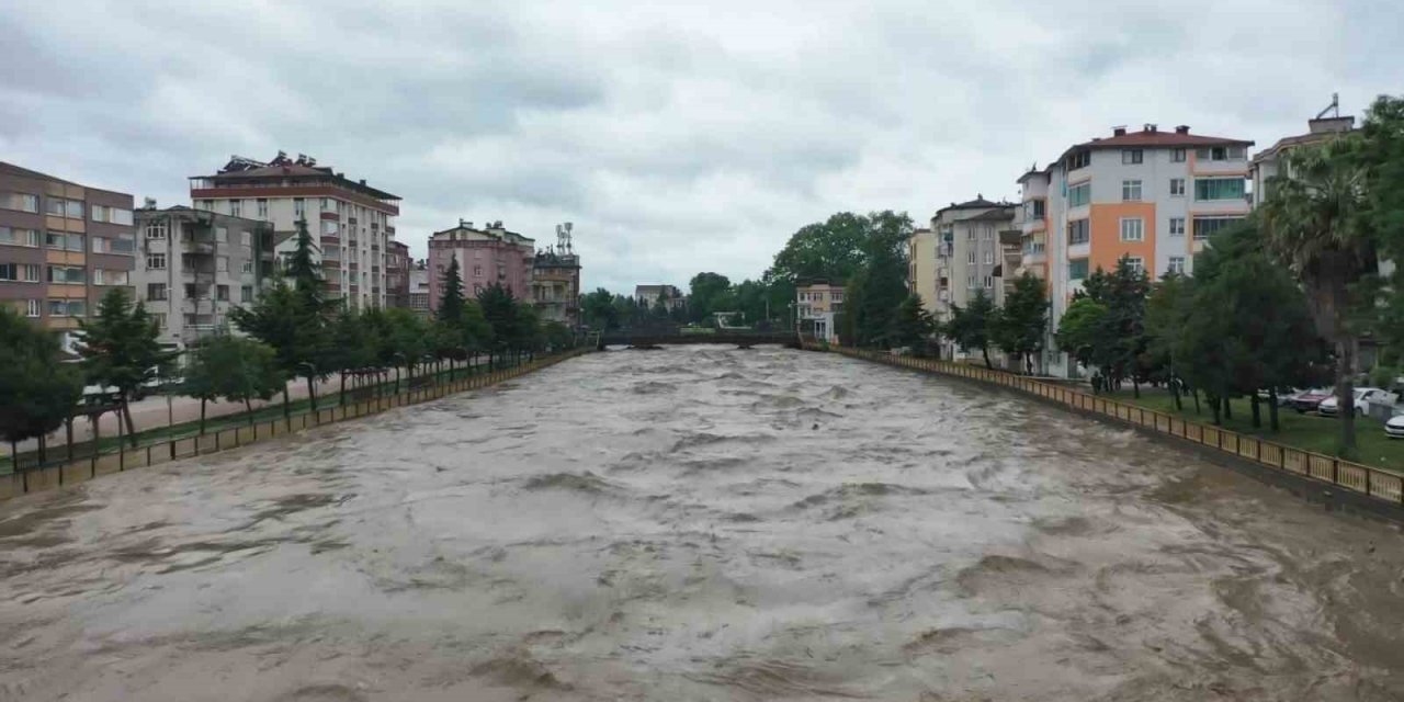 Terme Çayı taştı, sel ve su baskınları yaşandı