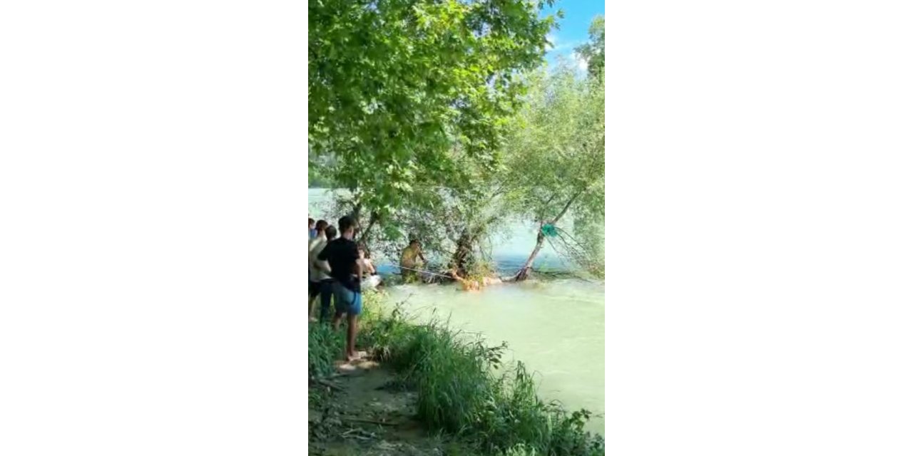 Antalya’da boğulmak üzere olan genci vatandaşlar halatla kurtardı