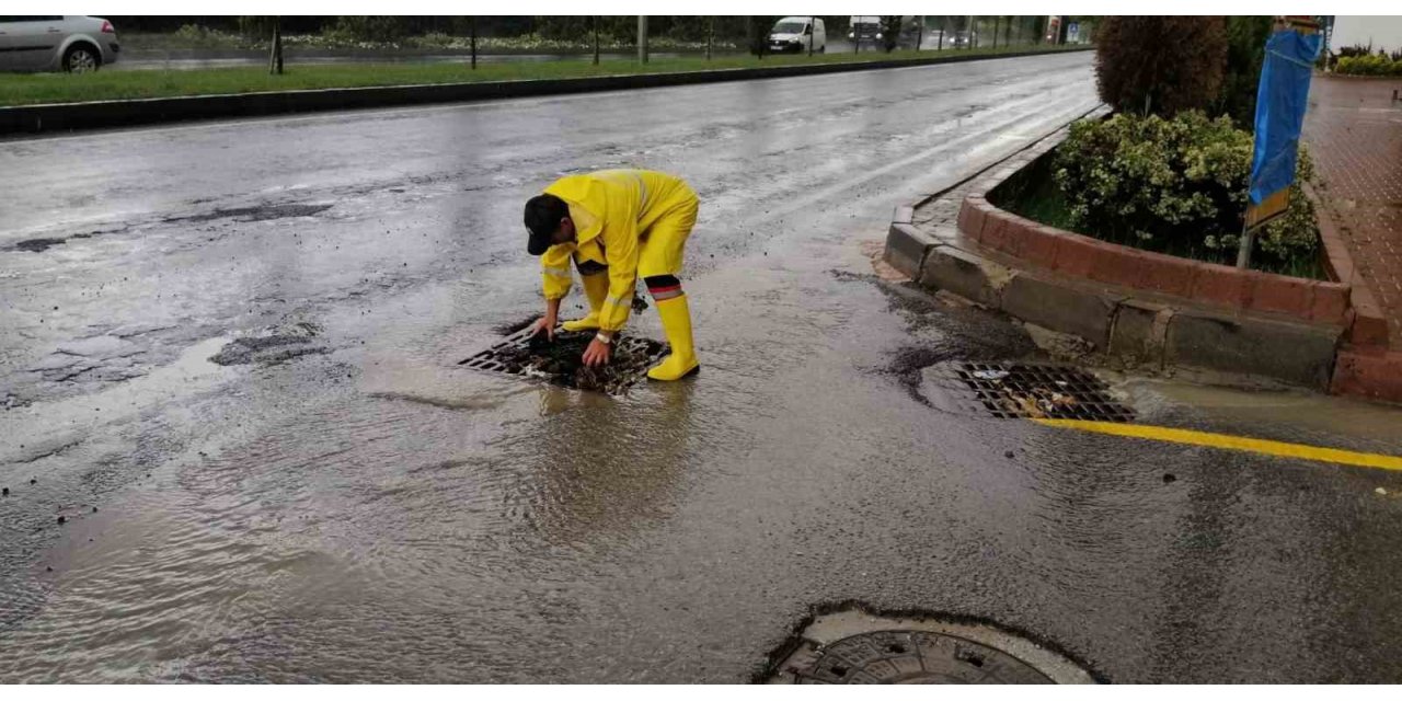 Belediye ekipleri şiddetli sağanak yağış ile birlikte teyakkuza geçti