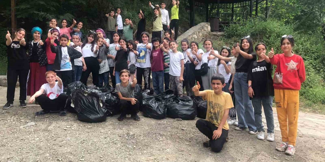 Büyüklerin attığı çöpleri öğrenciler topladı