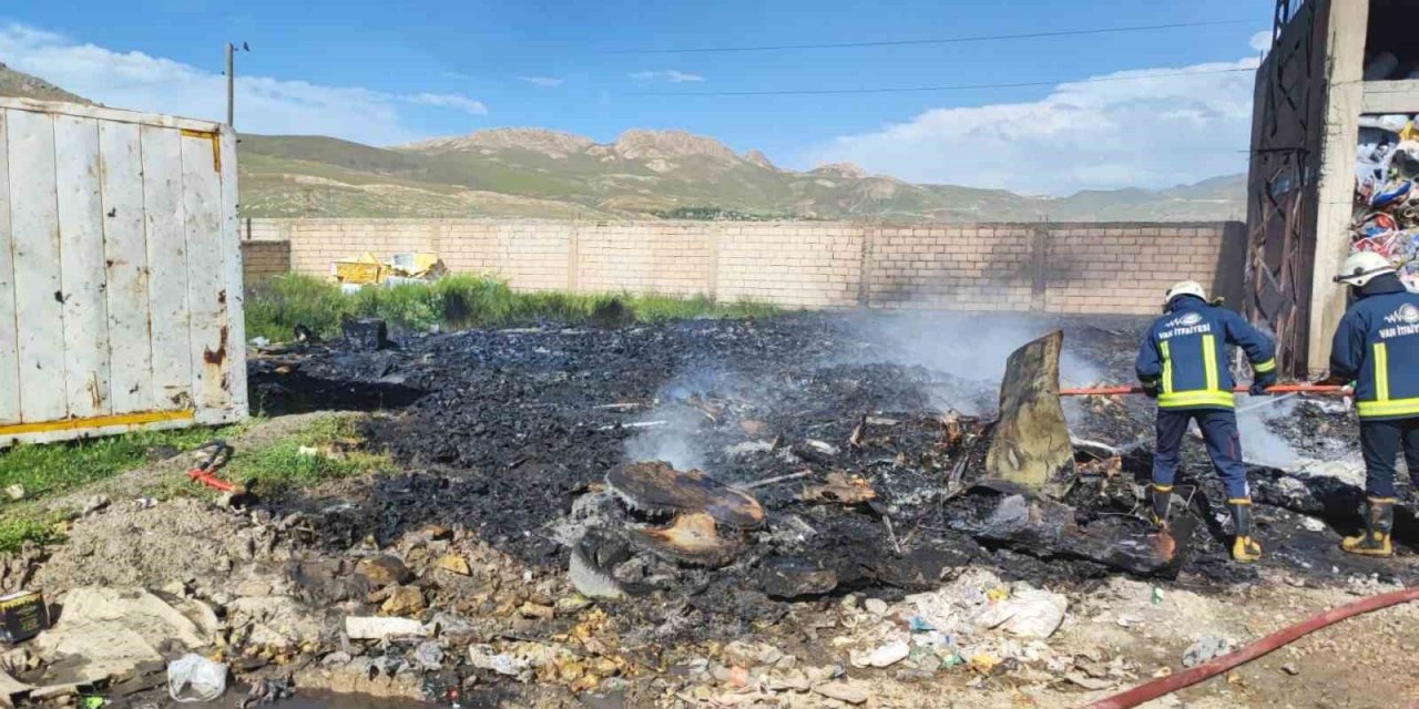 Hurdacıda yangın: 6 ton plastik malzeme yandı