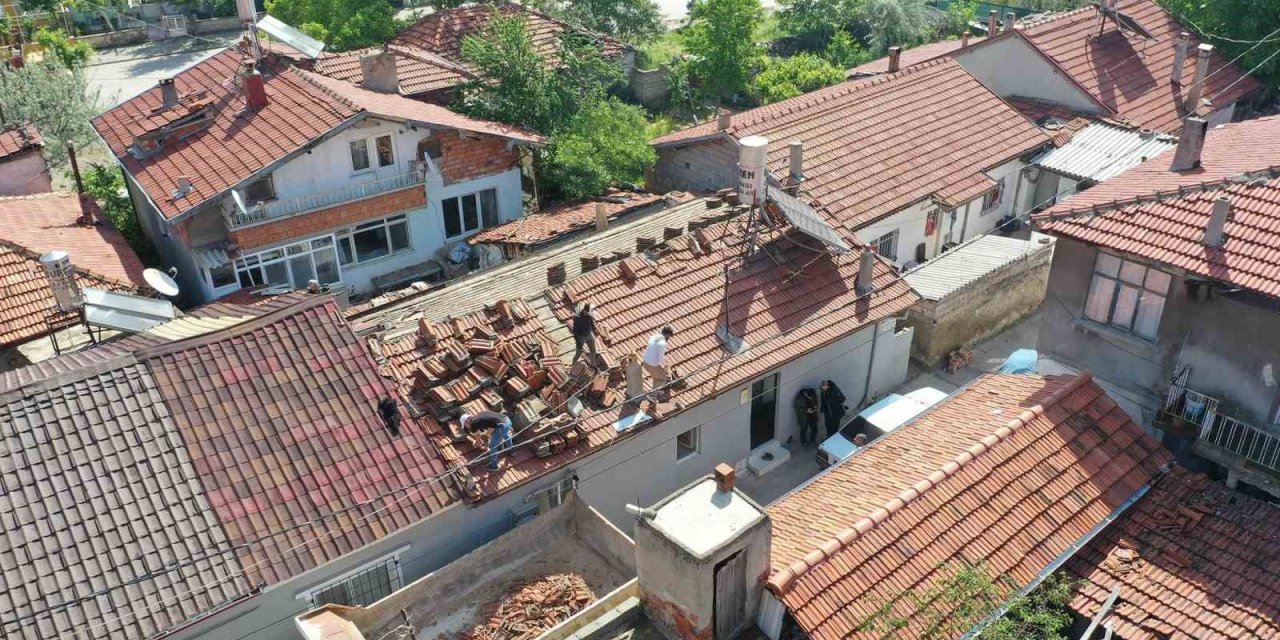 Isparta Belediyesi tarafından evinin çatısı yenilenen kadın: "Belediyemiz kimsesizlerin kimsesi"