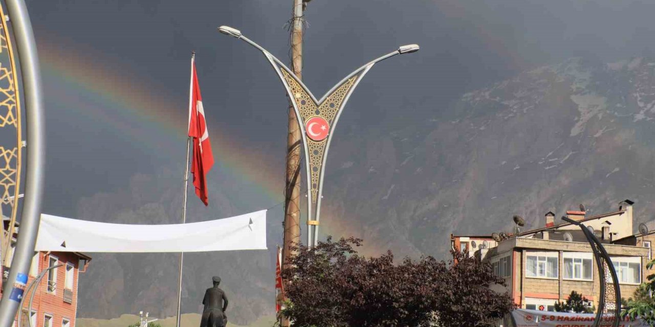 Hakkari’de gökkuşağı güzelliği