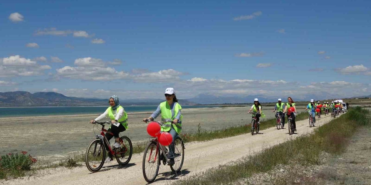 Burdur Gölü çevresinde bisiklet sürüp çöp topladılar