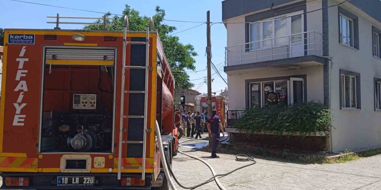 Edremit’te elektrik kontağından çıkan yangın evi kül etti