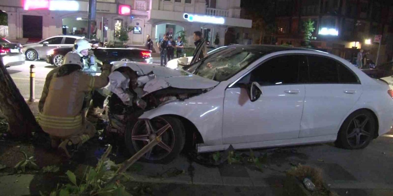 Kadıköy’de kontrolden çıkan araç kaldırımdaki ağaca çarptı: 1 yaralı