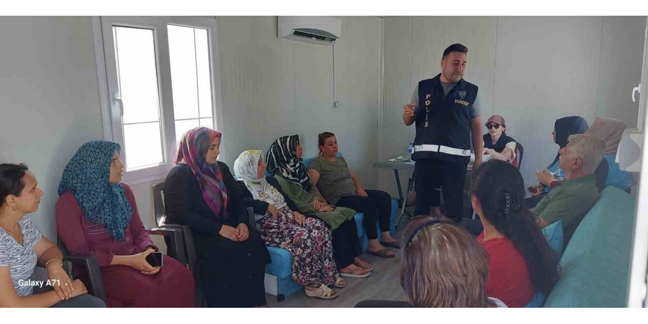 Konya Konteyner Kent'te polis ekipleri vatandaşları bilgilendirdi