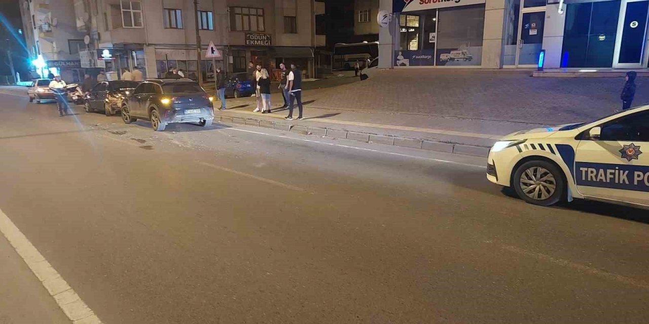 Direksiyon hakimiyetini kaybeden sürücü, park halindeki araca çarptı