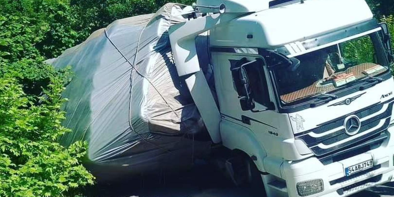 Yem yüklü tır devrildi, yol trafiğe kapandı