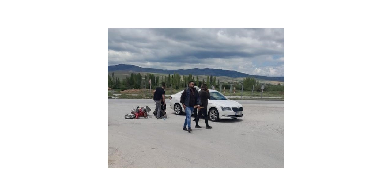 Otomobilin çarptığı motosiklet sürücüsü ağır yaralandı