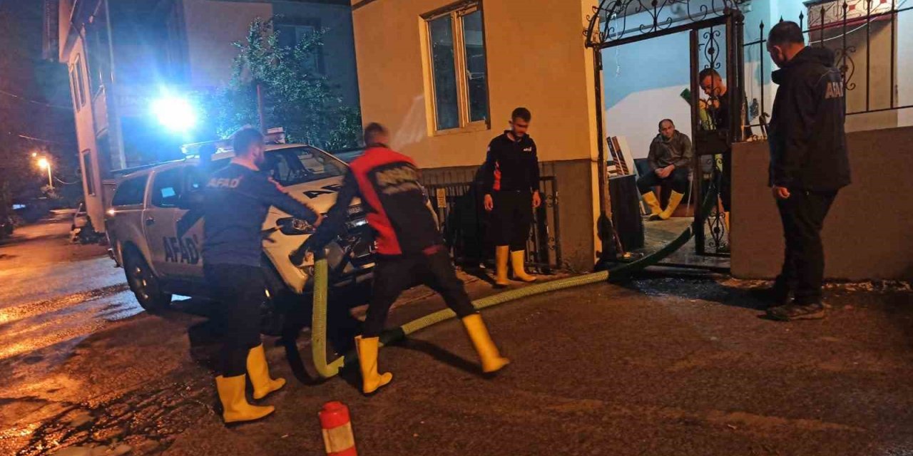 Yağışlar nedeniyle rögarlar tıkanınca evleri su bastı