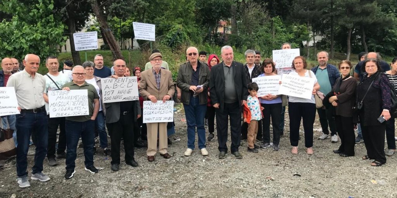 6 yıl önce evleri kentsel dönüşüm için yıkıldı, boş araziye bakıp bekliyorlar