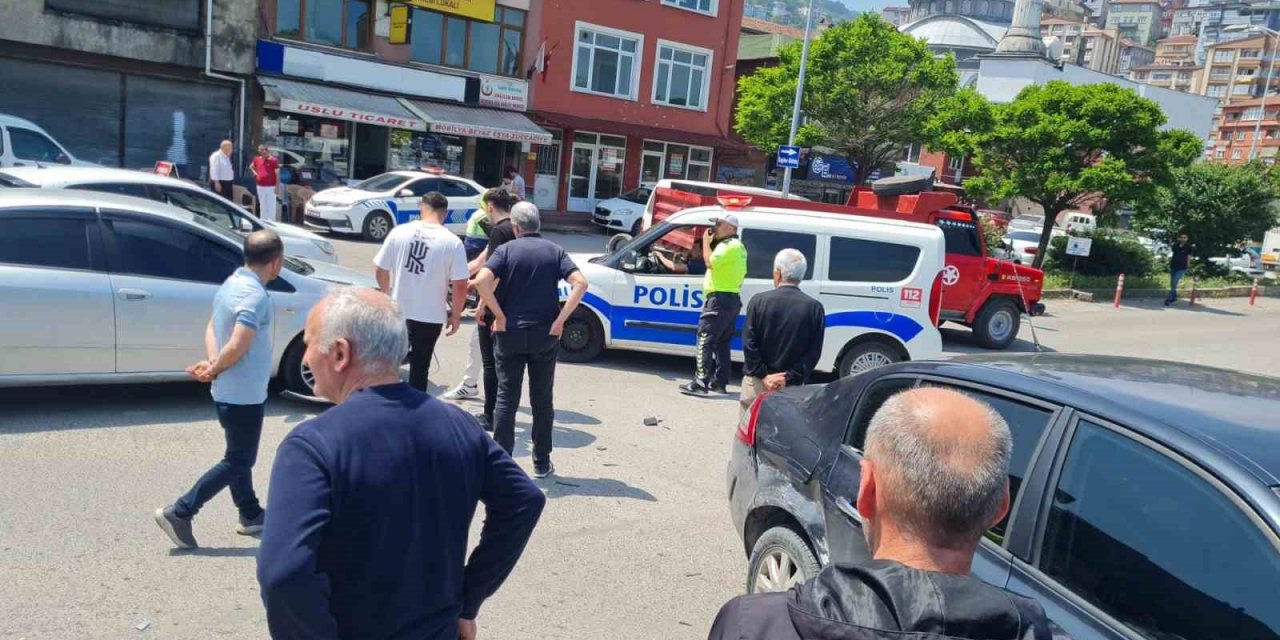 İki otomobilin çarpıştığı kazada maddi hasar oluştu