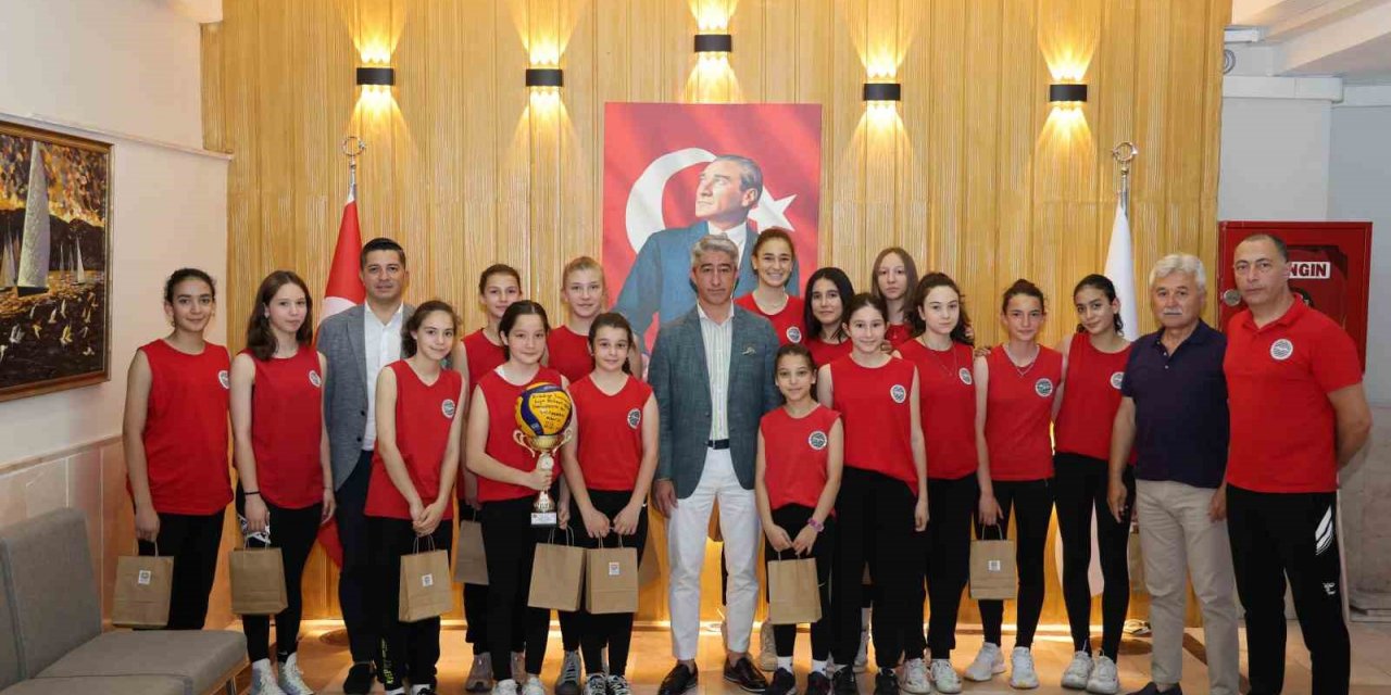 Marmaris Belediye Başkanı Oktay, başarılı sporcuları ağırladı