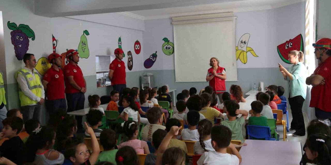 Miniklere deprem eğitimi verildi